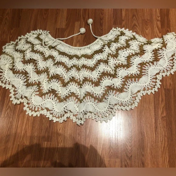 Vintage White & Gold Lurex cottagecore shawl - Picture 7 of 9